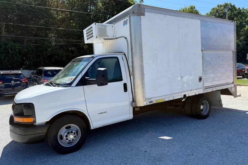 2015 Chevrolet Express Cutaway photo 1