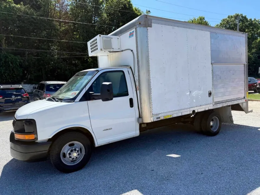 2015 Chevrolet Express Cutaway photo 1