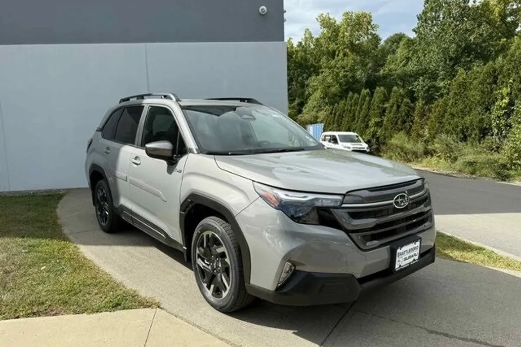 2025 Subaru Forester Premium photo 1