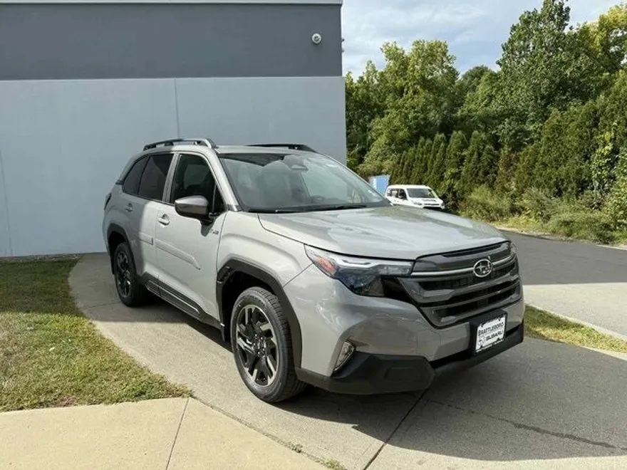 2025 Subaru Forester Premium photo 1