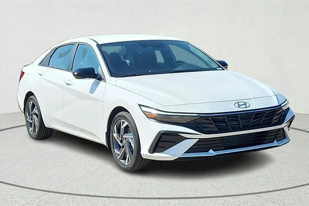 2025 Hyundai Elantra SEL Sport photo 1