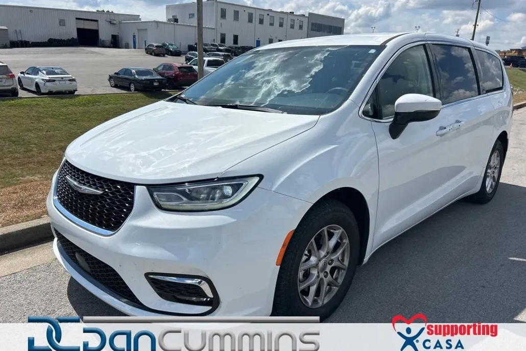 2023 Chrysler Pacifica Touring L photo 1