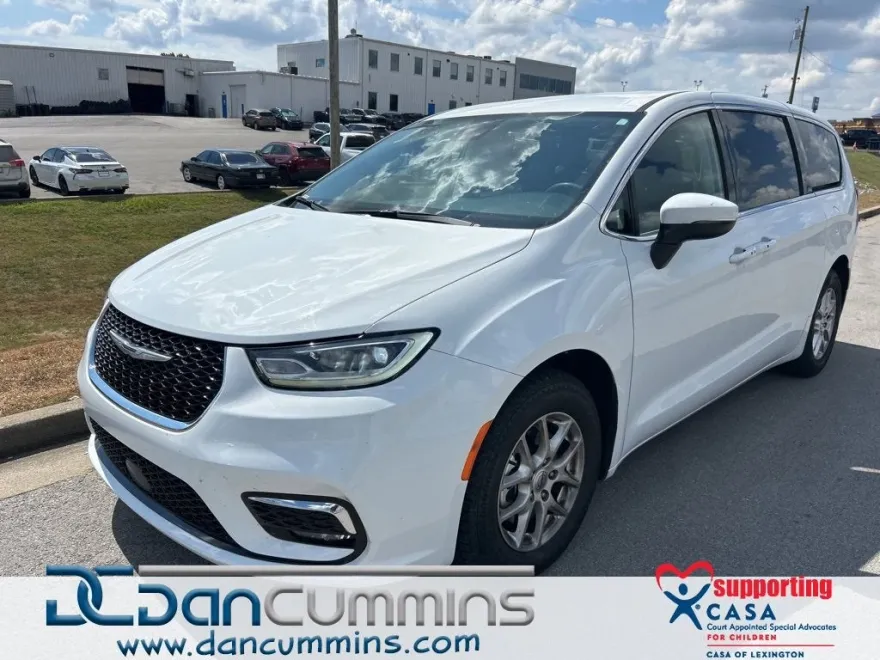 2023 Chrysler Pacifica Touring L photo 1