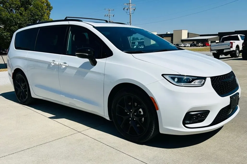 2024 Chrysler Pacifica Touring L photo 1