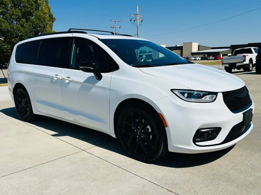 2024 Chrysler Pacifica Touring L photo 1