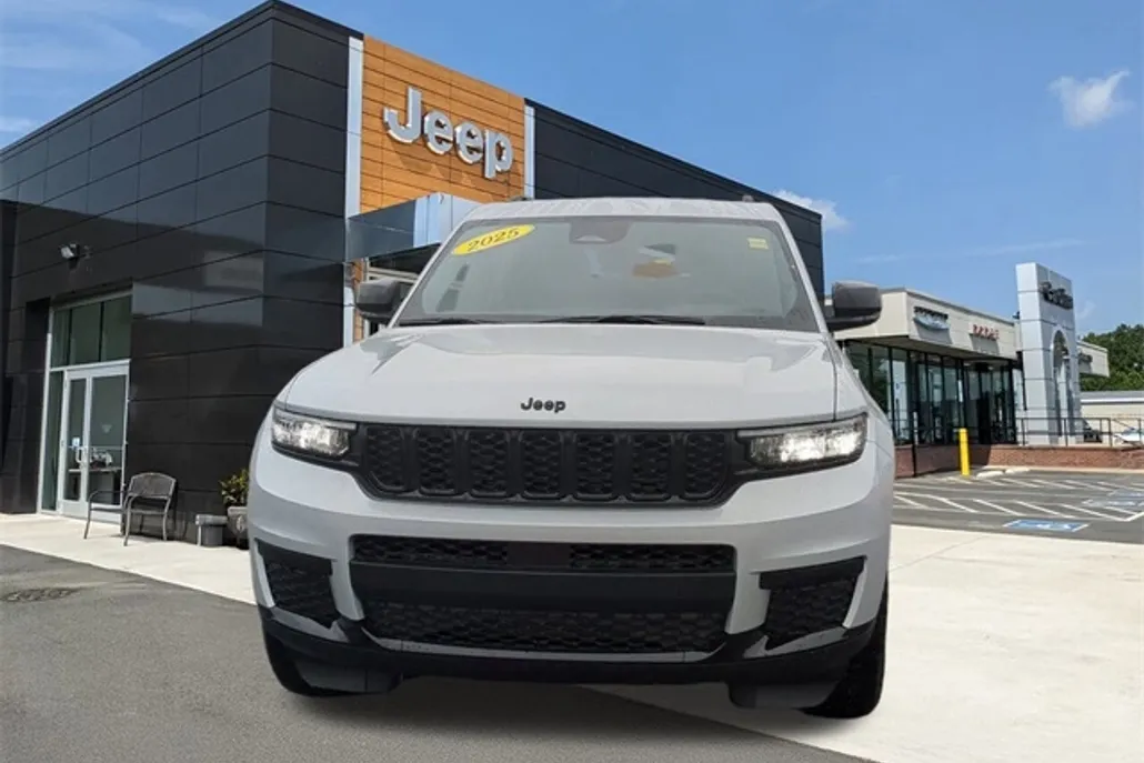 2025 Jeep Grand Cherokee Altitude photo 1
