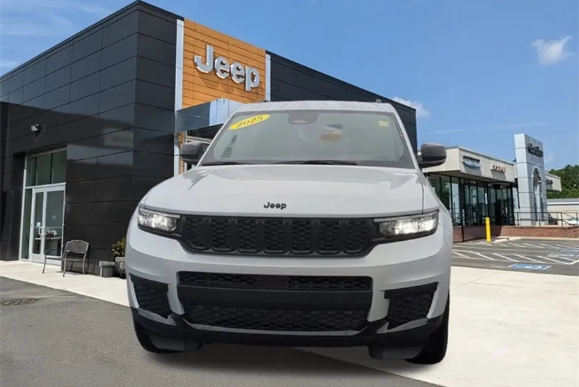 2025 Jeep Grand Cherokee Altitude photo 1