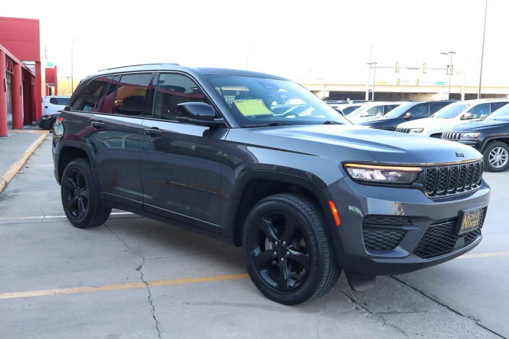 2023 Jeep Grand Cherokee Altitude photo 1