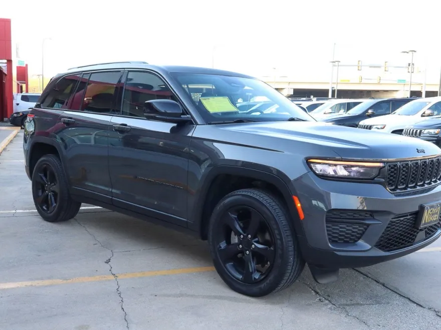 2023 Jeep Grand Cherokee Altitude photo 1