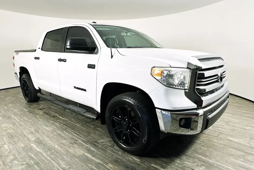 2017 Toyota Tundra SR5 CrewMax photo 1
