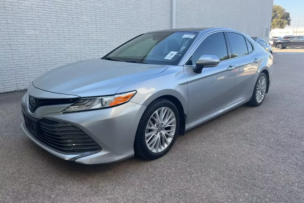 2019 Toyota Camry XLE photo 1
