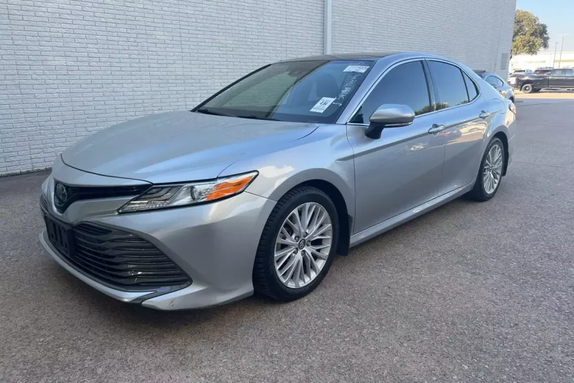 2019 Toyota Camry XLE photo 1