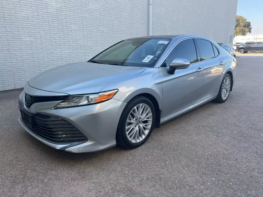 2019 Toyota Camry XLE photo 1