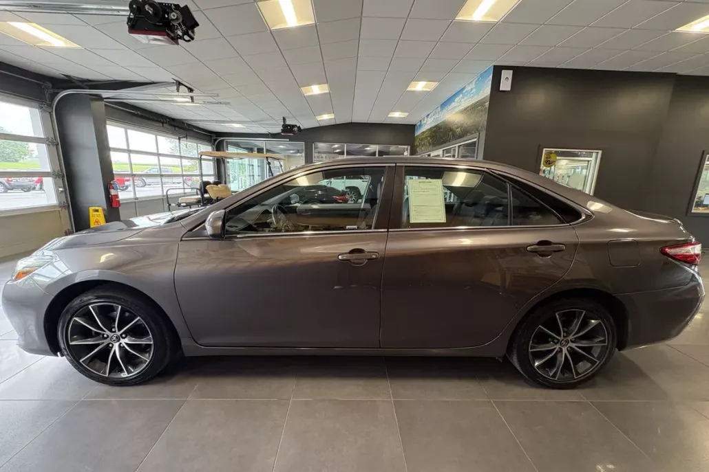 2016 Toyota Camry LE photo 1