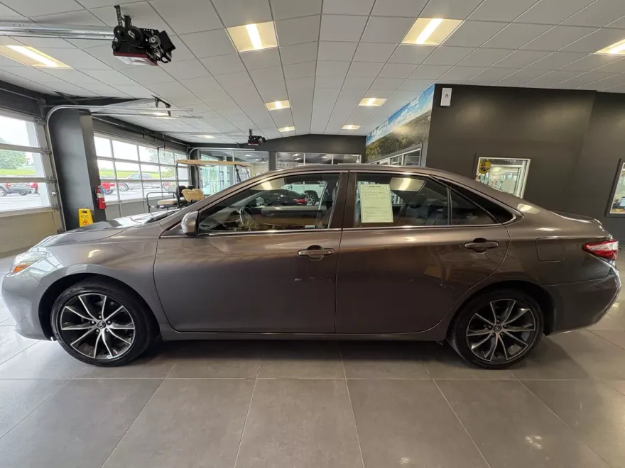 2016 Toyota Camry LE photo 1
