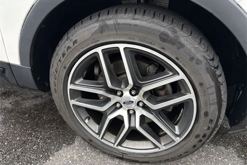 2016 Ford Explorer Sport photo 1