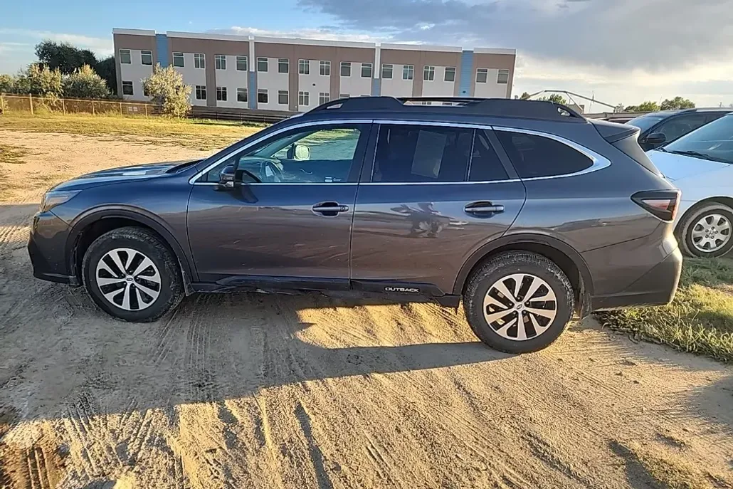 2021 Subaru Outback Premium photo 1