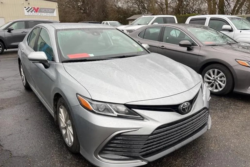 2022 Toyota Camry LE photo 1