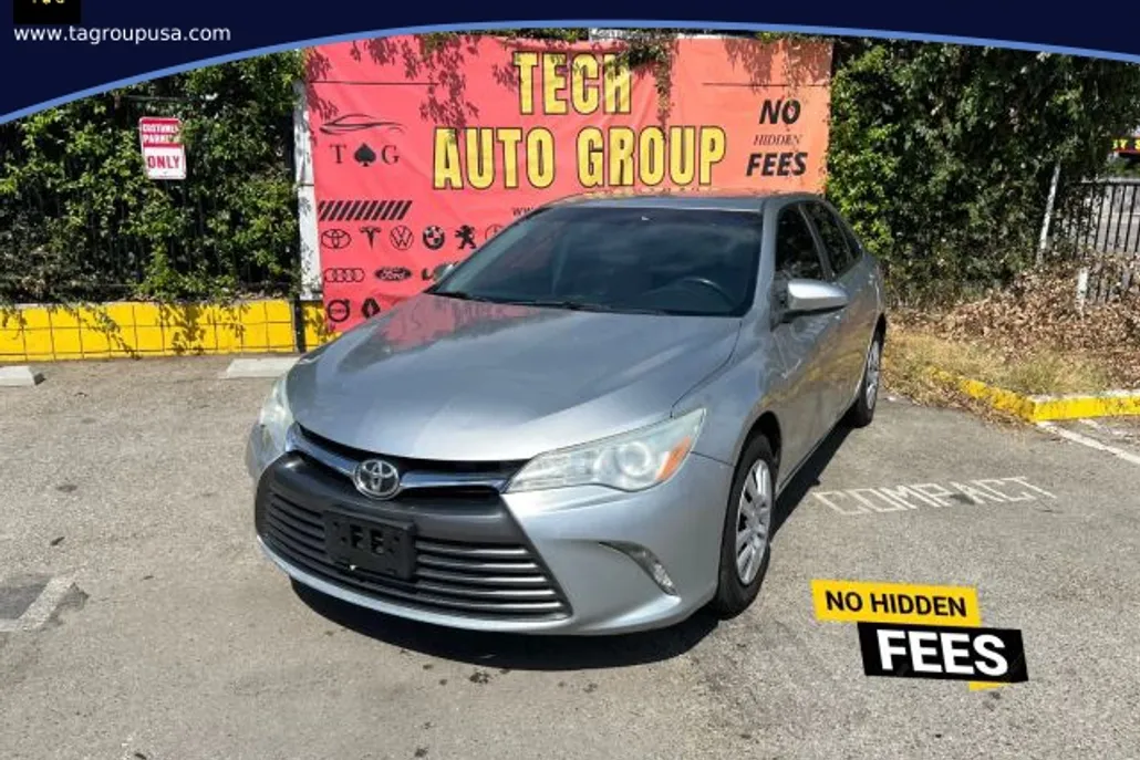 2015 Toyota Camry LE photo 1