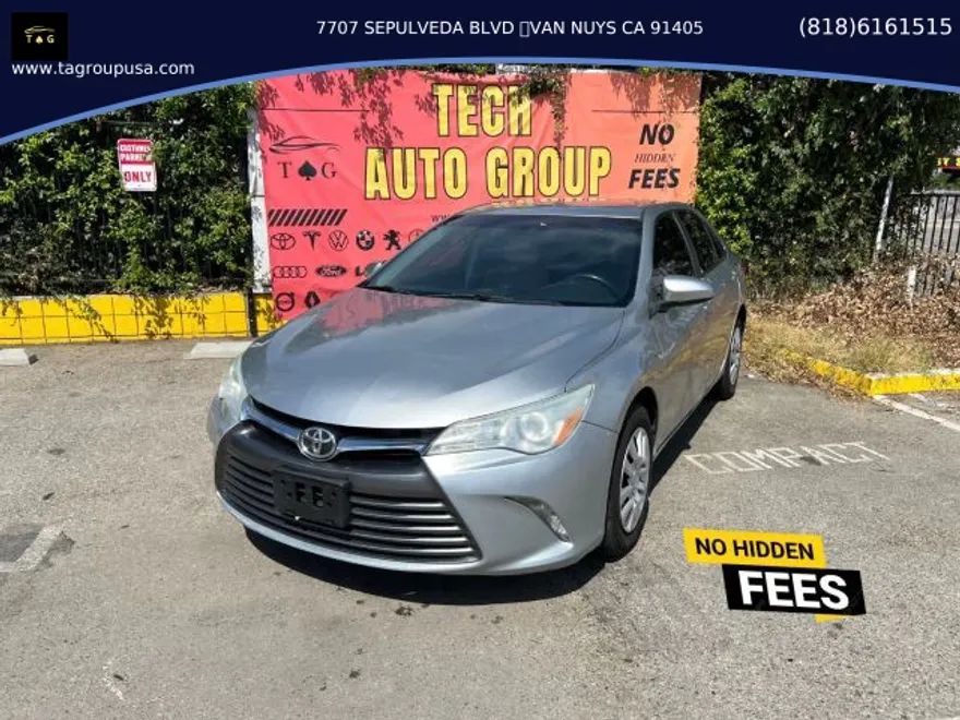 2015 Toyota Camry LE photo 1