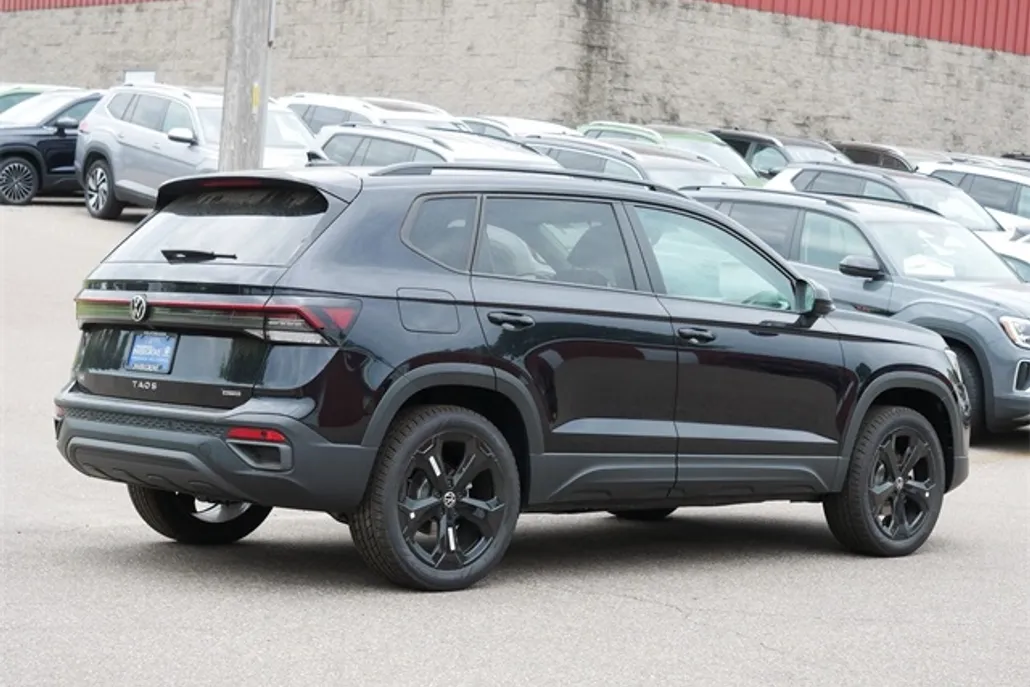 2025 Volkswagen Taos SE photo 1
