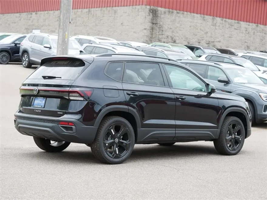 2025 Volkswagen Taos SE photo 1