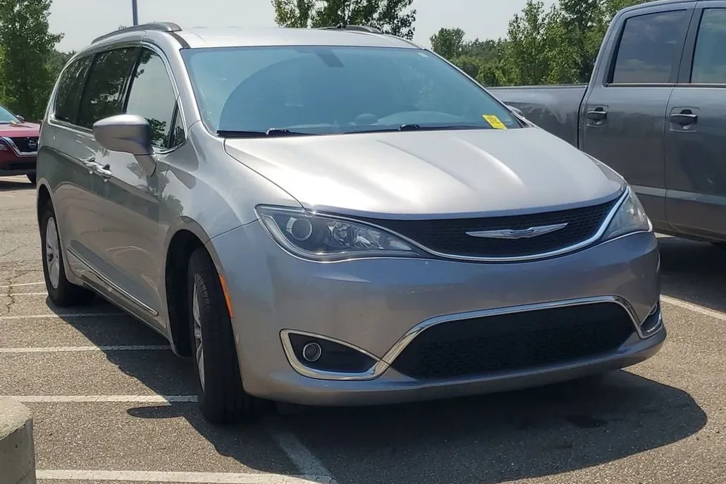 2017 Chrysler Pacifica Touring L photo 1