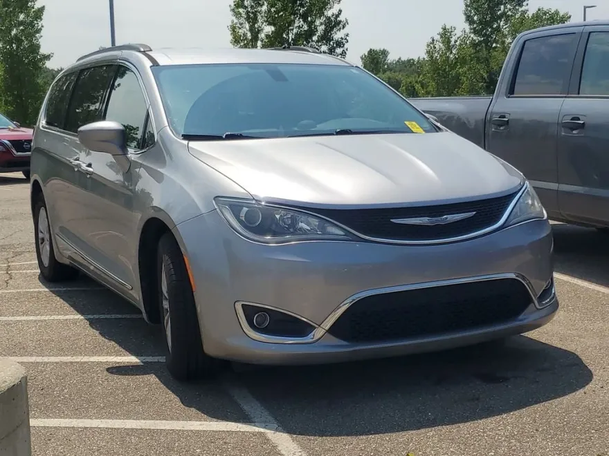 2017 Chrysler Pacifica Touring L photo 1