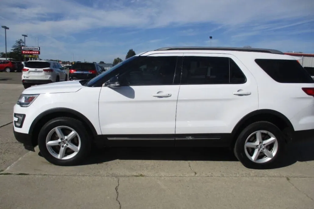 2017 Ford Explorer XLT photo 1
