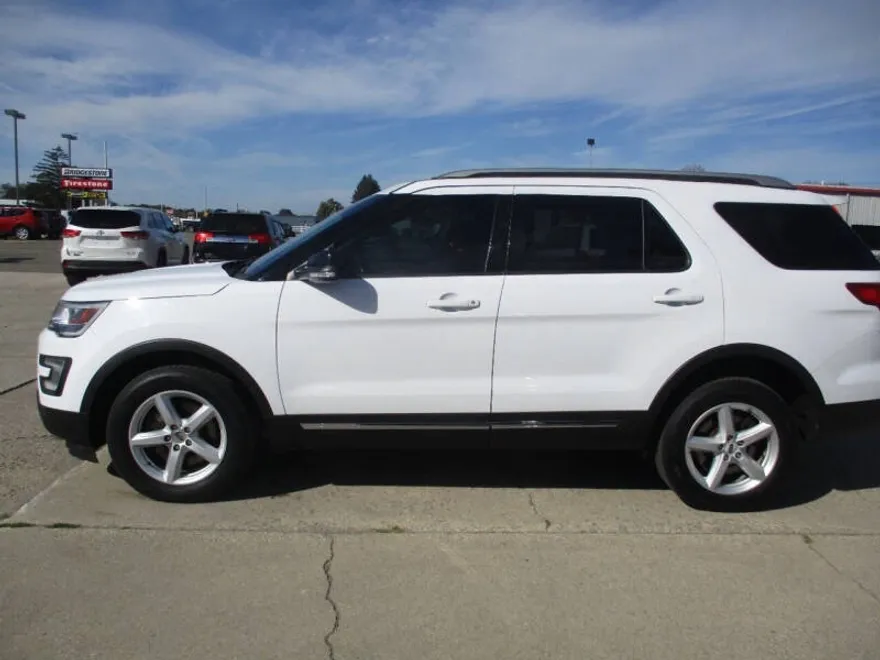 2017 Ford Explorer XLT photo 1