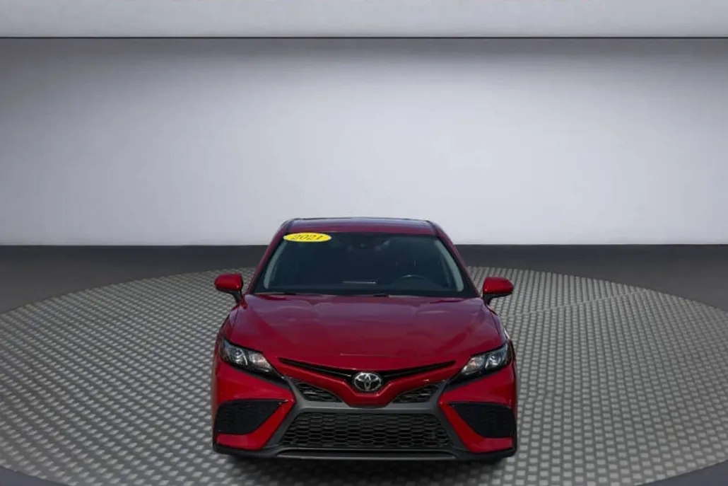 2021 Toyota Camry SE photo 1