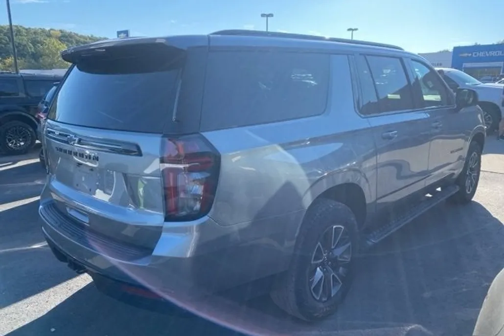 2023 Chevrolet Suburban Z71 photo 1