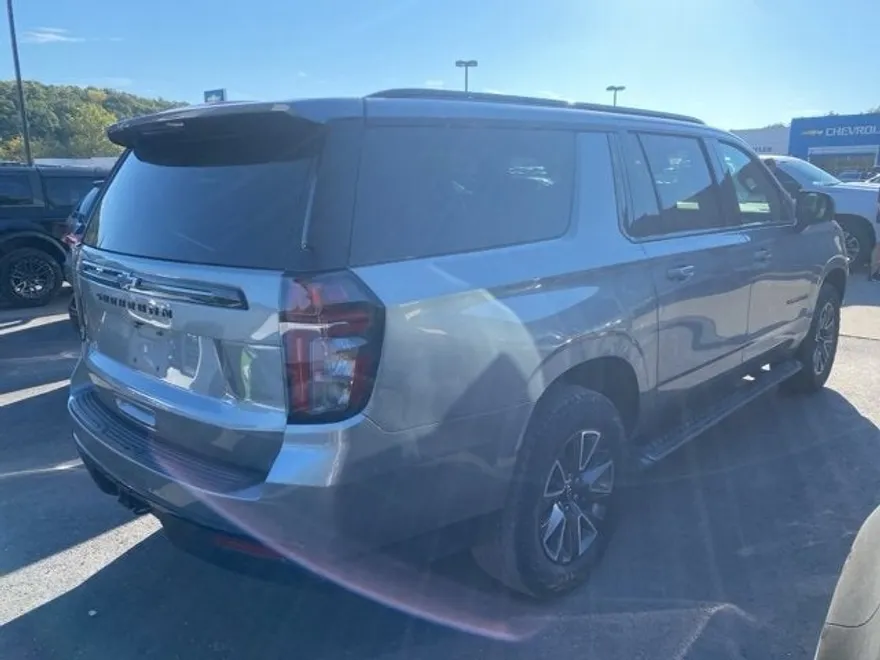 2023 Chevrolet Suburban Z71 photo 1