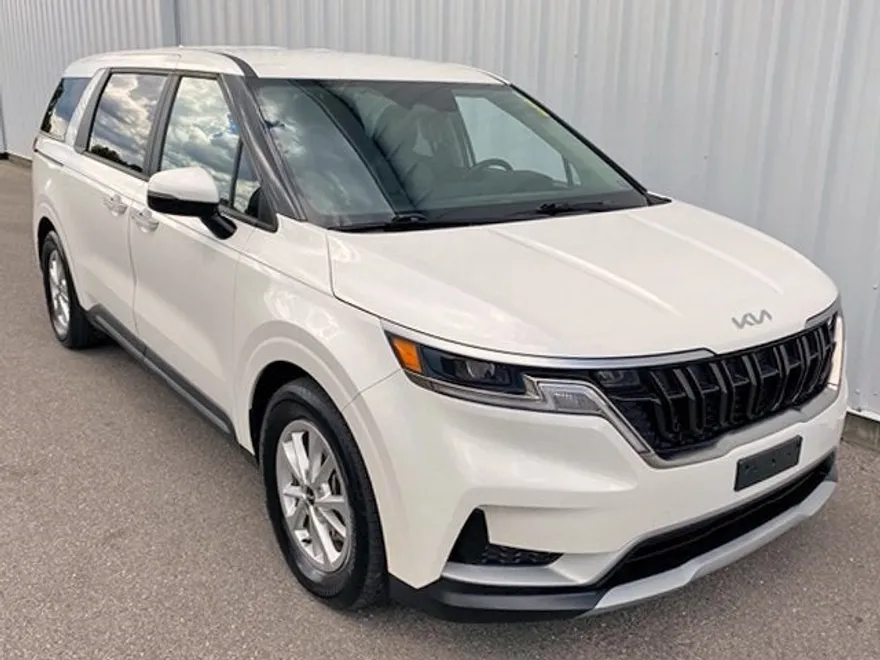 2023 Kia Carnival LX photo 1