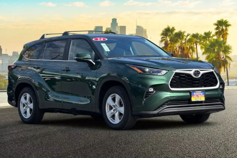 2024 Toyota Highlander LE photo 1