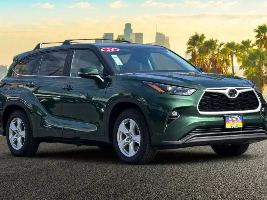 2024 Toyota Highlander LE photo 1