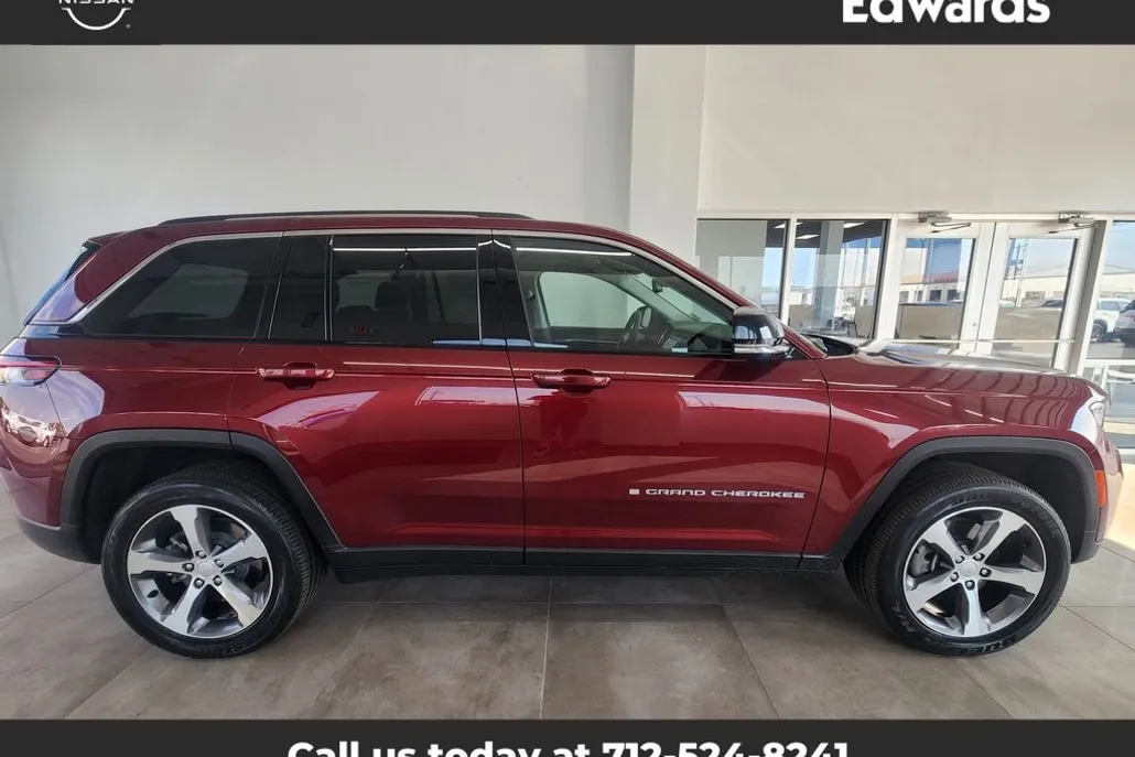 2023 Jeep Cherokee 4xe photo 1