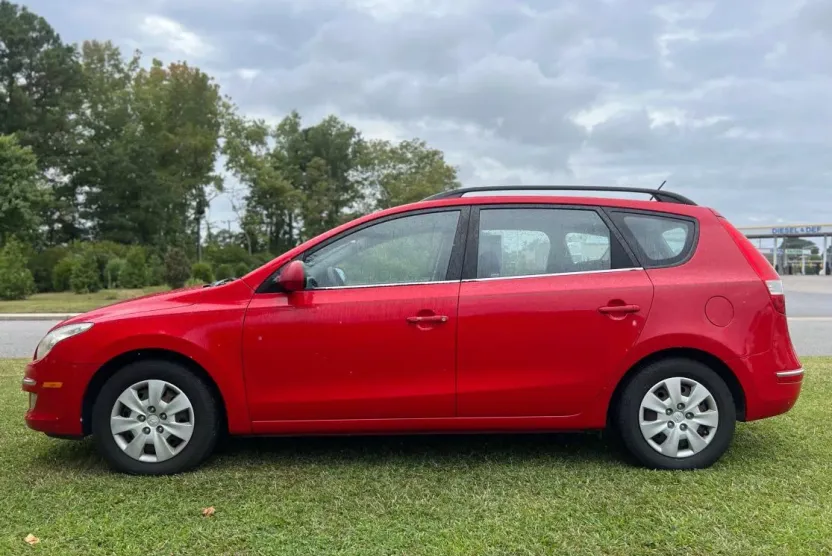 2010 Hyundai Elantra Touring GLS photo 1