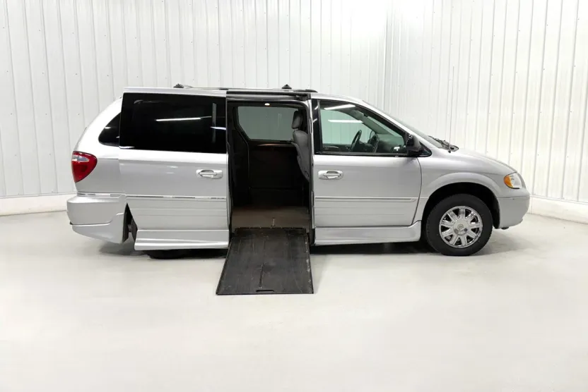 2006 Chrysler Town & Country Limited photo 1