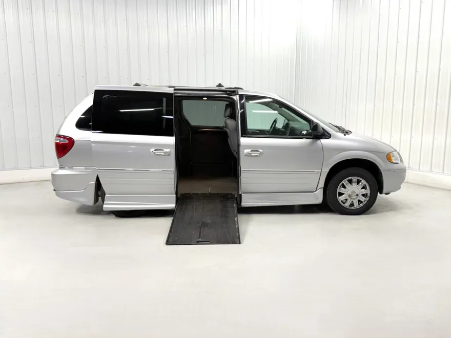 2006 Chrysler Town & Country Limited photo 1