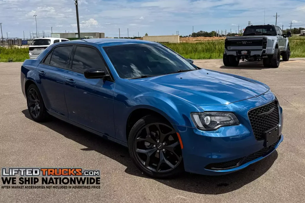 2023 Chrysler 300 Touring photo 1