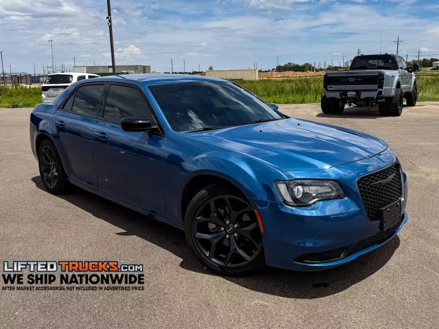 2023 Chrysler 300 Touring photo 1