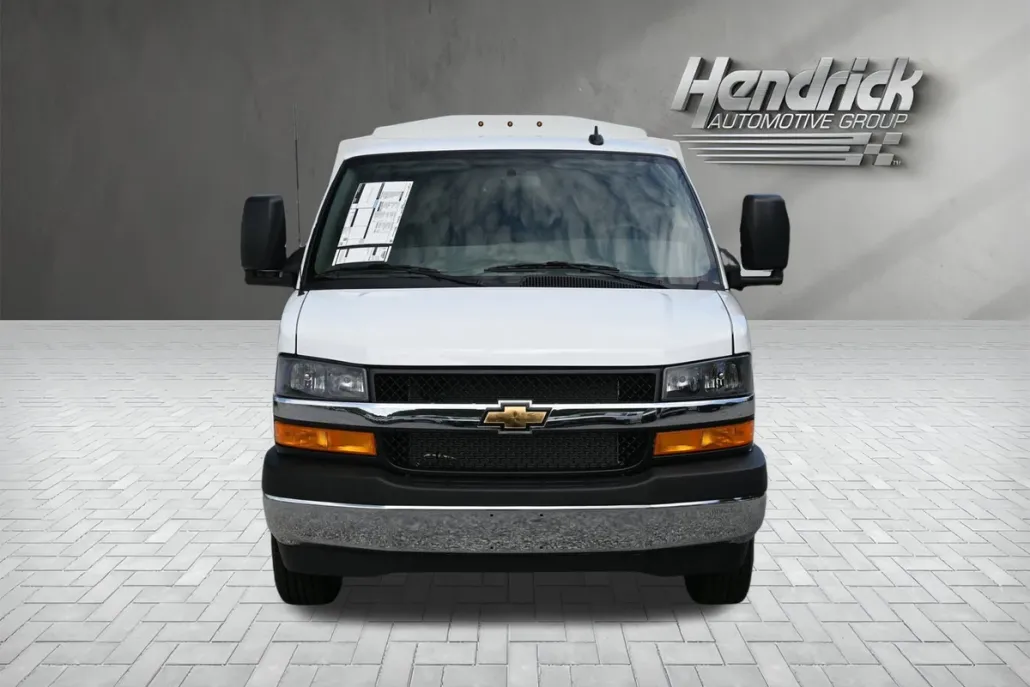2025 Chevrolet Express Cutaway 3500 photo 1