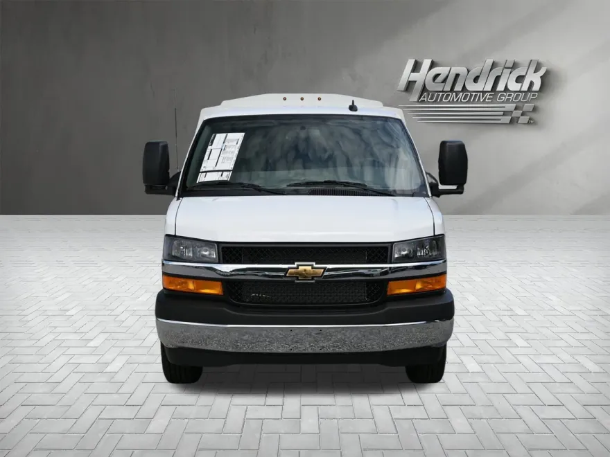 2025 Chevrolet Express Cutaway 3500 photo 1