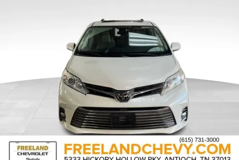 2019 Toyota Sienna XLE photo 2