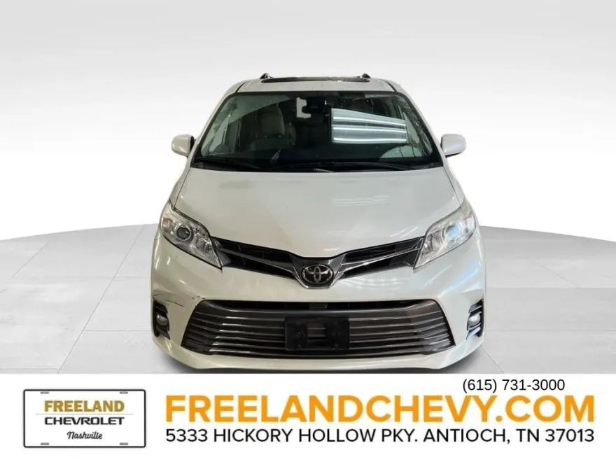 2019 Toyota Sienna XLE photo 2