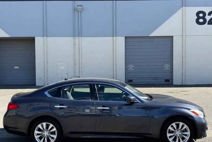 2011 Infiniti M37 photo 1