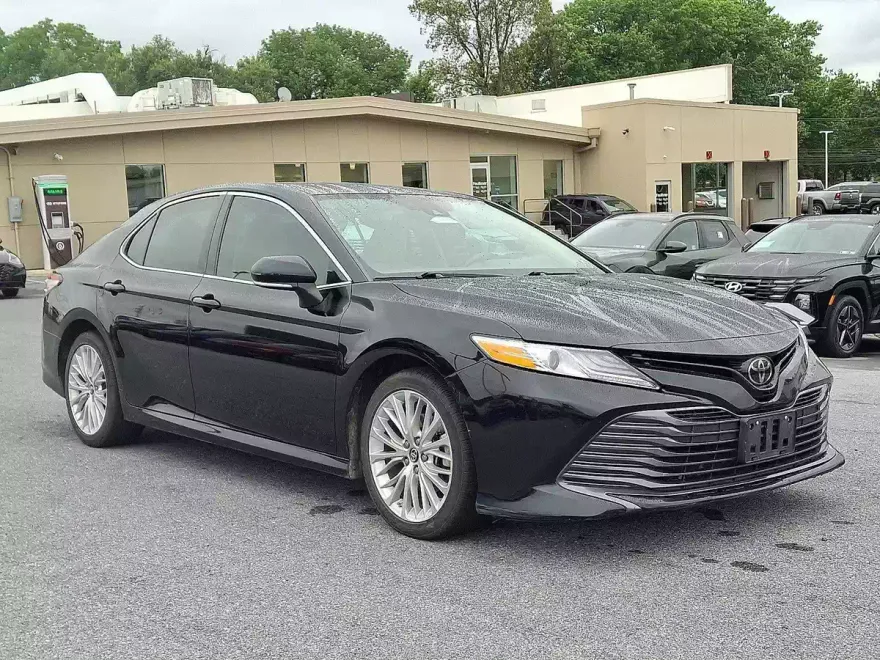 2019 Toyota Camry XLE photo 1