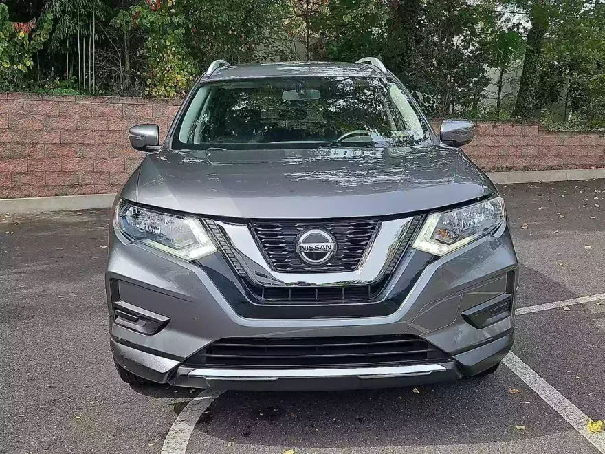 2018 Nissan Rogue SV photo 1