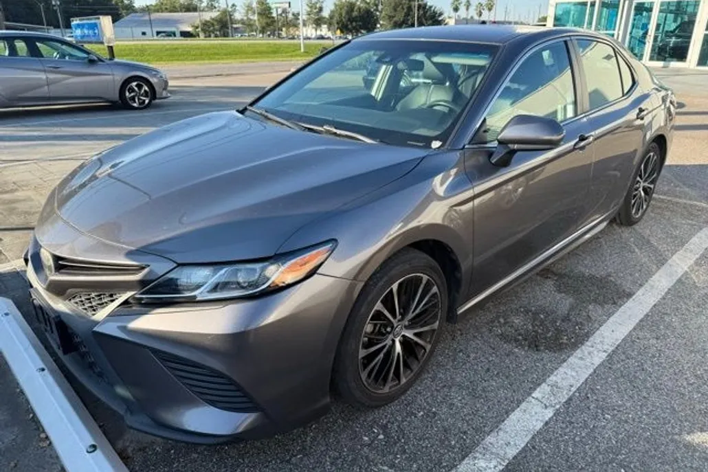 2019 Toyota Camry SE photo 1